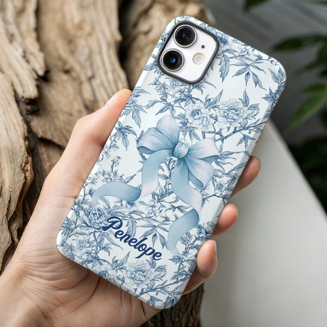 Elegantes blaues Bogen-Toile de jouy bluoral monog iPhone 16 Pro Hülle (Von Creator hochgeladen)