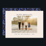 Elegantes blaues botanisches Foto Feiertagskarte<br><div class="desc">Mit diesem Foto "Happy Holidays", das ein gepflegtes und elegantes Frontsystem und ein lebendiges Blumenmuster in Blau und Gold auf der Rückseite bietet, können Sie Ihren Urlaub angenehm genießen. Diese Karte ist perfekt für Weihnachten- und Hanukkah-Feiern geeignet und vereint modernes Design mit festlichem Flair. Ideal, um Ihr beliebtes Foto zu...</div>