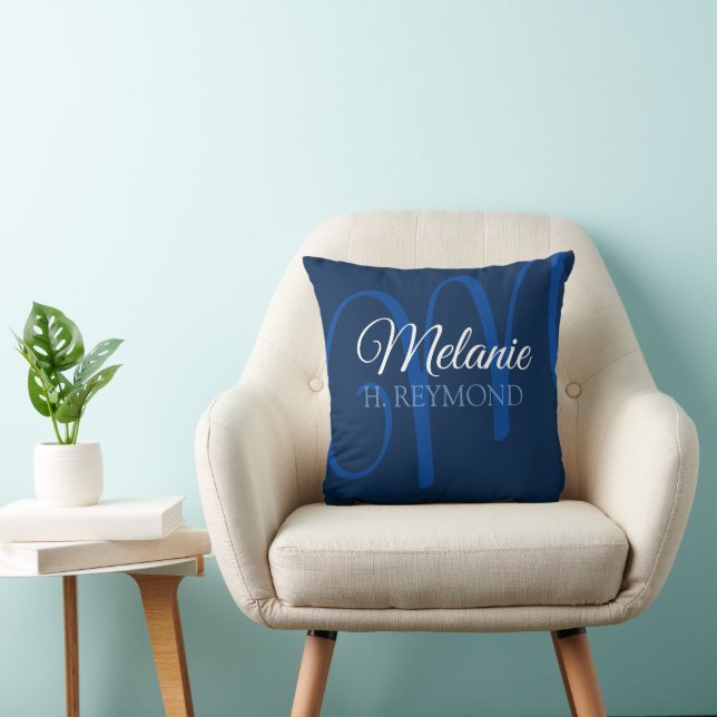 Elegantes, blaues Kissen mit ihrem Namen und ihrem (Stuhl )