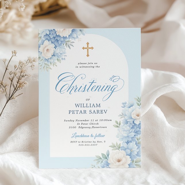 Elegantes Blue Floral Christening Einladung mit Cr (Elegant blue floral christening invitation with a cross.)