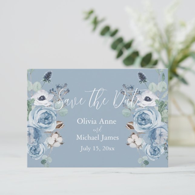 Elegantes Blue & White Floral Script Save the Date (Stehend Vorderseite)