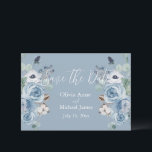 Elegantes Blue & White Floral Script Save the Date<br><div class="desc">Einfache,  moderne,  helle Maisblume Blau & Weiß Blumenkarte "Save the Date". Namen werden in elegantem,  weißem Skript gemacht. Ideal für die Frühjahr-,  Sommer-,  Herbst- oder Winterhochzeit.</div>