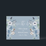 Elegantes Blue & White Floral Script Save the Date<br><div class="desc">Einfache,  moderne,  helle Maisblume Blau & Weiß Blumenkarte "Save the Date". Namen werden in elegantem,  weißem Skript gemacht. Ideal für die Frühjahr-,  Sommer-,  Herbst- oder Winterhochzeit.</div>