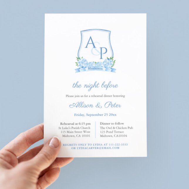Elegantes Blue White Wappen Hochzeit Probe Dinner Einladung (Timeless blue and white watercolor hydrangea monogram wedding crest wedding rehearsal dinner invite)