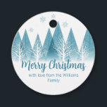 Elegantes Blue Winter Trees Custom Christmas Party Geschenkanhänger<br><div class="desc">Eine elegante Reihe von Wintertannenbäumen und Schneeflocken über Ihrem personalisierten Frohen Weihnachtsskript und Ihrem Familiennamen in hübschem Blau unter dem schneebedeckten Wald. Modernes Gastgeschenk für die ganze Familie.</div>