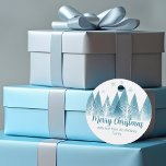 Elegantes Blue Winter Trees Custom Christmas Party Geschenkanhänger<br><div class="desc">Eine elegante Reihe von Wintertannenbäumen und Schneeflocken über Ihrem personalisierten Frohen Weihnachtsskript und Ihrem Familiennamen in hübschem Blau unter dem schneebedeckten Wald. Modernes Gastgeschenk für die ganze Familie.</div>