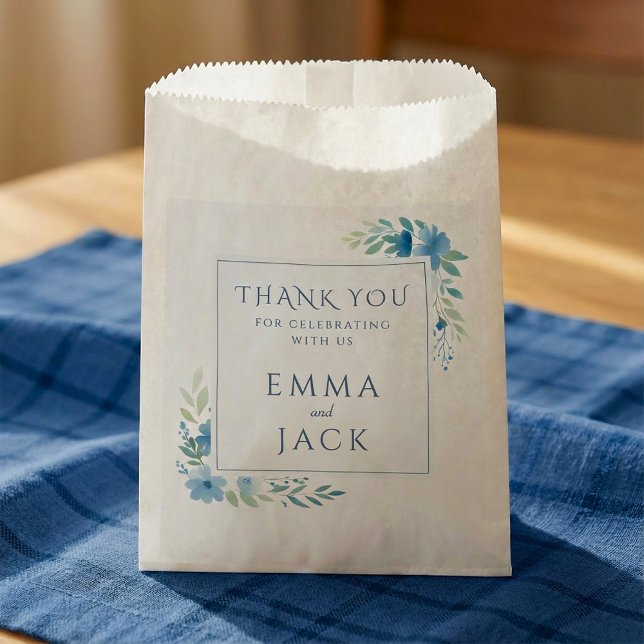 Elegantes blühendes Hochzeitsgeschenk Geschenktütchen (Elegant blue floral wedding gift favor bag.)