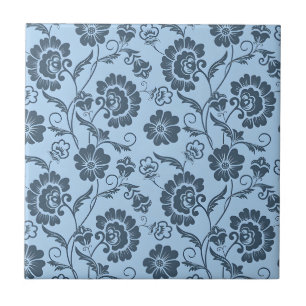Elegantes Blumenmuster auf hellblauem Hintergrund Fliese