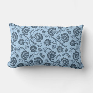 Elegantes Blumenmuster auf hellblauem Hintergrund Lendenkissen