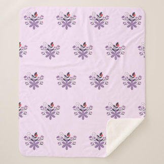 Elegantes Blumenmuster lila violett grau Sherpadecke