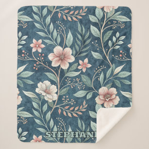 Elegantes Blumenmuster mit rosa und cremefarbenen Sherpadecke
