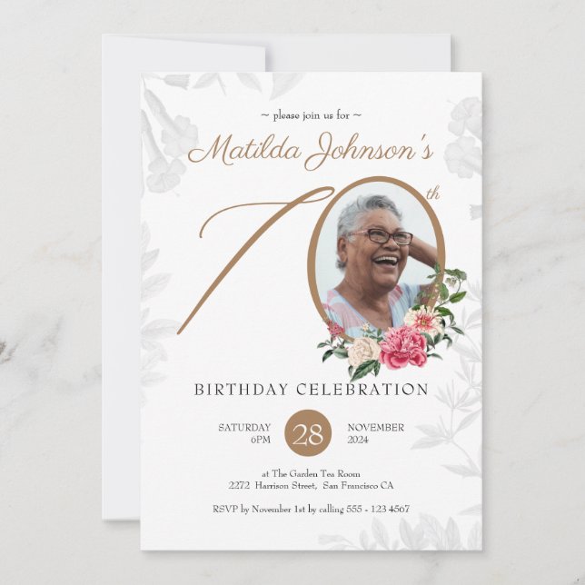 Elegantes Blumenschrift Custom Foto 70. Geburtstag Einladung (Vorderseite)