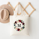 Elegantes Blush-Monogramm und Burgundy-Blumendraht Tragetasche<br><div class="desc">Stärken Sie sich mit unseren stilvollen personalisierten Totentaschen von Enchanted Floral in der Tasche. Die elegante Tasche ist mit Ihrem individuellen Monogramm oder Initial ausgestattet, umgeben von einem Kranz aus Bordeaux, Rosa und Marineblau, die Blume werden durch üppiges grünes Blattwerk ergänzt. Die Blumenkranzsäcke sind perfekt für die Braut, die Trauzeugin,...</div>