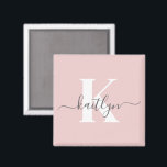 Elegantes Blush Pink Gray Script Monogram Magnet<br><div class="desc">Dieser schlichte,  elegante,  rosa 2" Quadrat-Magnet mit Ihrem Vornamen in einem trendigen Script-Schriftart in Grau und Ihrem ersten Start in einem modernen Kappe-Schriftart in Weiß ist für Sie perfekt. Es ist stilvoll und trendig und dennoch sehr klassisch. Es wird fabelhaft auf Ihrem Aktenschrank,  Kühlschrank,  Schreibtisch aussehen.</div>