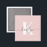 Elegantes Blush Pink Gray Script Monogram Magnet<br><div class="desc">Dieser schlichte,  elegante,  rosa 2" Quadrat-Magnet mit Ihrem Vornamen in einem trendigen Script-Schriftart in Grau und Ihrem ersten Start in einem modernen Kappe-Schriftart in Weiß ist für Sie perfekt. Es ist stilvoll und trendig und dennoch sehr klassisch. Es wird fabelhaft auf Ihrem Aktenschrank,  Kühlschrank,  Schreibtisch aussehen.</div>