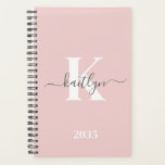 Elegantes Blush Pink Gray Script Monogram Planer<br><div class="desc">Dieser schlichte, elegante, rosa 5, 5 x 8, 5 weiche Planer mit Ihrem Vornamen in einem trendigen Script-Schriftart in Grau und Ihr erster Einstieg in einen modernen Kappe-Schriftart in Weiß ist perfekt für Sie. Es ist stilvoll und trendig und dennoch sehr klassisch. Es wird behaltend Termine, Treffen, Termine, Hausaufgaben leicht...</div>