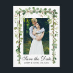 Elegantes botanisches grünes Foto Save the Date Ankündigungspostkarte<br><div class="desc">Moderne Elegante,  botanisch grüne Eukalyptus-Blätter,  Holzrahmen,  Save the Date Verlobung Foto Postkarte</div>