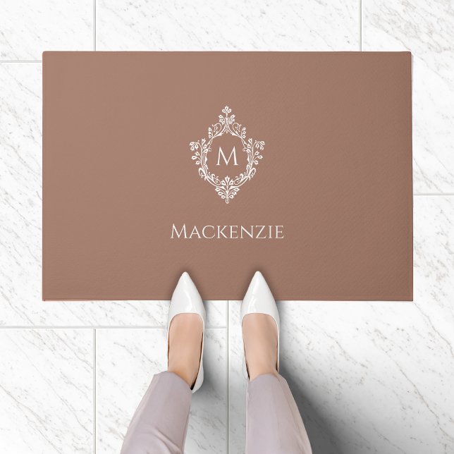 Elegantes braun-weißes Monogramm mit Anfangsbuchst Fußmatte (Von Creator hochgeladen)