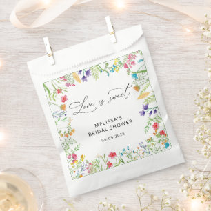 Elegantes Brautparty mit farbenfrohen Wildblumen Geschenktütchen