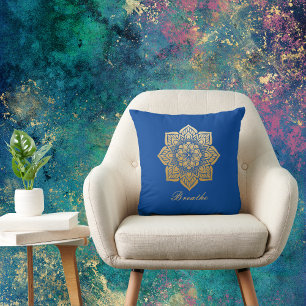 Elegantes Breathe Deep Royal Blue und Gold Mandala Kissen