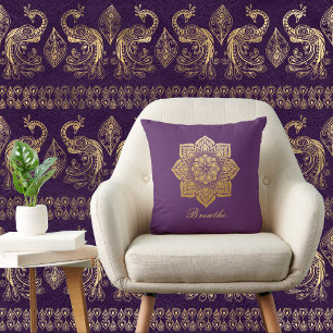 Elegantes Breathe Lila und Gold Mandala Kissen
