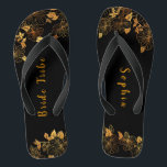 Elegantes Bride Tribe Black & Gold Foliage Muster Flip Flops<br><div class="desc">Diese eleganten Bräunungs-Flip-Flops aus schwarzem und goldgelbem Blattmuster besticht durch eine luxuriöse Schwarz- und Goldpalette, ein atemberaubendes goldfarbenes Blumenmuster und ein modernes typografisches Set vor schwarzem Hintergrund, das Eleganz und Eleganz ausstrahlt. Es ist ein wunderschönes Geschenk für deinen Brautstamm. Anzeigen der Auflistung auf dieser Seite, um passende Elemente zu finden....</div>