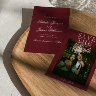 Elegantes Burgunder-Weiß Hochzeitsfoto mit altem G Save The Date