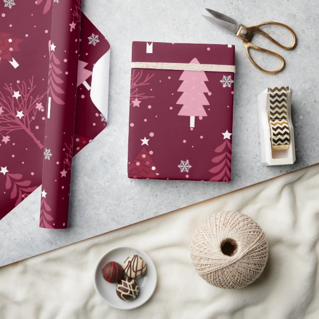 Elegantes Burgundy Bliss Weihnachtsbaummuster Geschenkpapier (Kunsthandwerk)