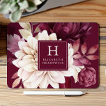 Elegantes Burgundy Ivory-Monogramm Mousepad<br><div class="desc">Dieses Design besticht durch ein blumengeschmücktes Aquarellbouquet in Bordeaux- und Elfenbeintönen auf einem tiefen bordeauxfarbenen Hintergrund. Passen Sie es an mit Ihrem Monogramm Initial und Namen in Elfenbeinserf-Schriftart,  gerahmt von einem Bordeaux-Quadrat.</div>