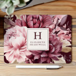 Elegantes Burgundy Watercolor Floral Monogramm Mousepad<br><div class="desc">Dieses elegante Design besticht durch ein blumengeschmücktes Aquarellbouquet in Bordeaux- und staubigen Rose auf einem tiefen burgundischen Hintergrund. Passen Sie es mit Ihrem Monogramm Initial und Namen in burgundy Serif Schriftart gerahmt durch ein beige Quadrat.</div>