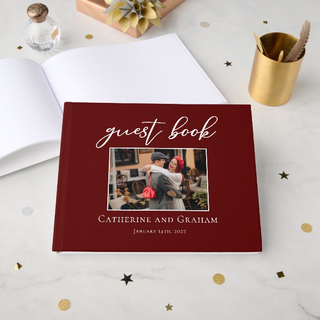 Elegantes Burgundy Wedding Couple Foto Gästebuch (Vorderseite Offen)