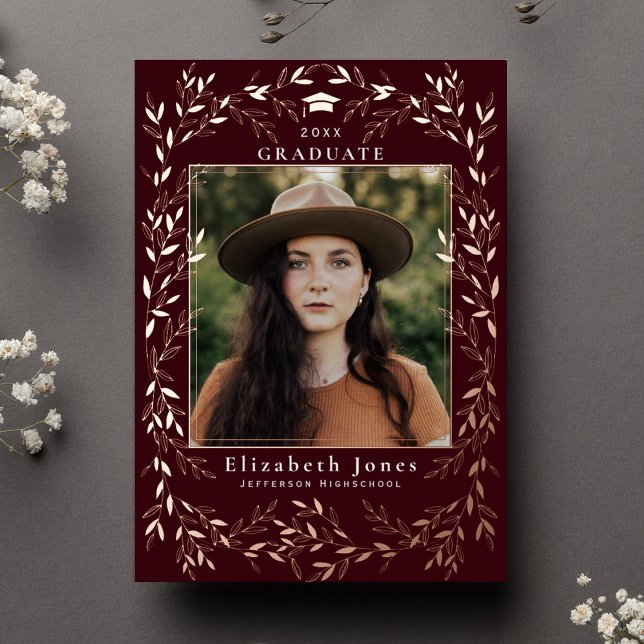 Elegantes Burgundy Wreath Abschluss Foto Folieneinladung (Von Creator hochgeladen)