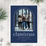 Elegantes Business Arch Foto Weihnachten Postkarte<br><div class="desc">Feiern Sie die Saison mit dieser eleganten Elegant Company Business Arch Foto Weihnachts-Postkarte. Mit einem beruflichen Design mit blauen Hintergrund und einem gewölbten Rahmen für das Foto Ihres Teams, erweckt diese Karte den Geist des Zusammenlebens. Ideal für Unternehmen, die mit einer persönlichen Touch Urlaubsgrüße versenden möchten, bewahrt diese minimalistische Karte...</div>