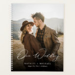 Elegantes Calligrafy Script Custom Foto Wedding Planer<br><div class="desc">Mit unserem eleganten Kalligraphie Script Custom Foto Wedding Planner können Sie Ihren großen Tag organisieren und stressfrei behalten werden! Mit einem wunderschönen Kalligraphie-Script-Schriftart und der Möglichkeit, Ihr eigenes Foto hinzuzufügen, ist dieser Planer sowohl elegant als auch einzigartig. Er ist vollständig an Ihre spezifischen Bedürfnisse angepasst. Klicken Sie einfach auf "Personalisieren"...</div>