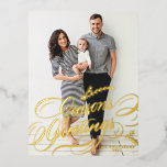 Elegantes Calligrafy Season's Greetings Foto Folien Feiertagspostkarte<br><div class="desc">Die Grüße der Saison! Senden Sie Ihren Freunden und Ihrer Familie herzliche Grüße mit dieser individuell gestaltbaren Postkarte für die Weihnachtsfeier. Es zeichnet sich durch elegante moderne Kalligraphie aus. Personalisieren Sie diese Foto-Grüße-Postkarte,  indem Sie Ihre eigenen Daten hinzufügen. Diese kalligraphische Begrüßungskarte der Saison ist auf anderen Karten erhältlich.</div>