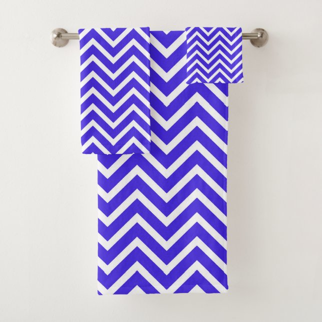 Elegantes Chevron-Muster auf königsblau und weiß Badhandtuch Set (Insitu)