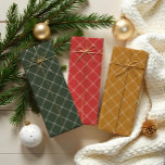 Elegantes Chic Minimal Christmas Bow Ribbon Muster Geschenkpapier Set<br><div class="desc">Lassen Sie sich mit unserem eleganten, eleganten Weihnachtsbouw & Ribbon-Muster grün, rot und goldgelb verpackten Papiertücher verwöhnen. Dieses luxuriöse Verpackungspapier zeichnet sich durch ein atemberaubendes Weihnachtsbogendesign aus, das mit einem hoch entwickelten Diagonalband-Diamantmuster verwoben ist und einen exquisiten visuellen Effekt erzeugt. Der grüne, rote und goldgelbe Hintergrund verleiht dem Ganzen eine...</div>