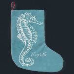 Elegantes Coastal Beach Sea Horse Monogramm Kleiner Weihnachtsstrumpf<br><div class="desc">Eleganter Strandbau in Blau-Weiß-Hütte. Weißes Meerpferd mit mit Monogramm Namen. Blauer Hintergrund mit Halbtonausdruck.</div>