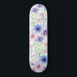 Elegantes Country Pink Lila Blue Watercolor Blume Skateboard<br><div class="desc">Dieses moderne und elegante Muster eignet sich perfekt für die Sommer- und Frühjahrszeiten. Es verfügt über handgestrichene, rosa, lila, blaue, grüne, schwarze und gelbe Aquarellfarben, die auf einem weißen Hintergrund dargestellt sind.***WICHTIGE HINWEIS FÜR DESIGN: Für individuelle Designanforderungen, z. B. passende Produktanfragen, Farbänderungen, Platzierungsänderungen oder sonstige Änderungswünsche, klicken Sie bitte auf...</div>