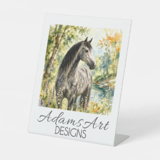 Elegantes Dapplingrau-Pferd am Waldstrom Sockelschild
