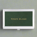 Elegantes Dark Green Leather Texture & Gold Script Visitenkarten Dose<br><div class="desc">Ein elegantes Visitenkartengehäuse mit dunkelgrüner Lederstruktur mit goldenen Schriftzeichen. Dieses raffinierte Design bietet eine luxuriöse Möglichkeit,  Ihre Visitenkarten zu speichern und zu präsentieren,  was in beruflichen Umgebungen einen bleibenden Eindruck hinterlässt.</div>
