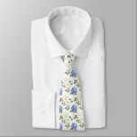 Elegantes Design der Blue Hydragea-Blume Krawatte<br><div class="desc">Entspannen Sie mit diesem eleganten Krawatt mit einem wunderschönen blauen Hydrangea-Blumenmuster. Es ist perfekt für Hochzeiten,  Feierlichkeiten oder jeden Tag anspruchsvoll. Es verleiht jedem Outfit eine raffinierte und zeitlose Touch. Ein exzellentes Geschenk für Trauzeugen,  Profis oder besondere Anlass.</div>