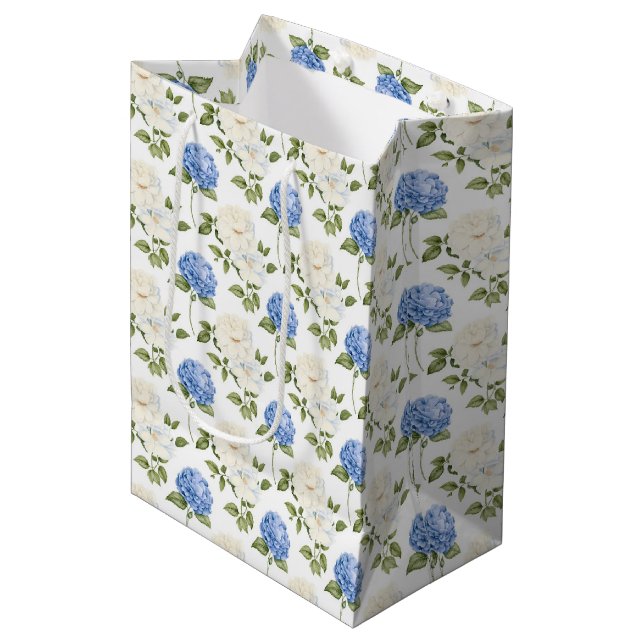 Elegantes Design der Blue Hydragea-Blume Mittlere Geschenktüte (Vorderseite Schrägansicht)