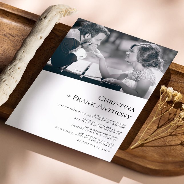 Elegantes Diagonal-Foto mit Black Serif Wedding Einladung (Elegant Diagonal Photo with Black Serif Wedding Invitation)