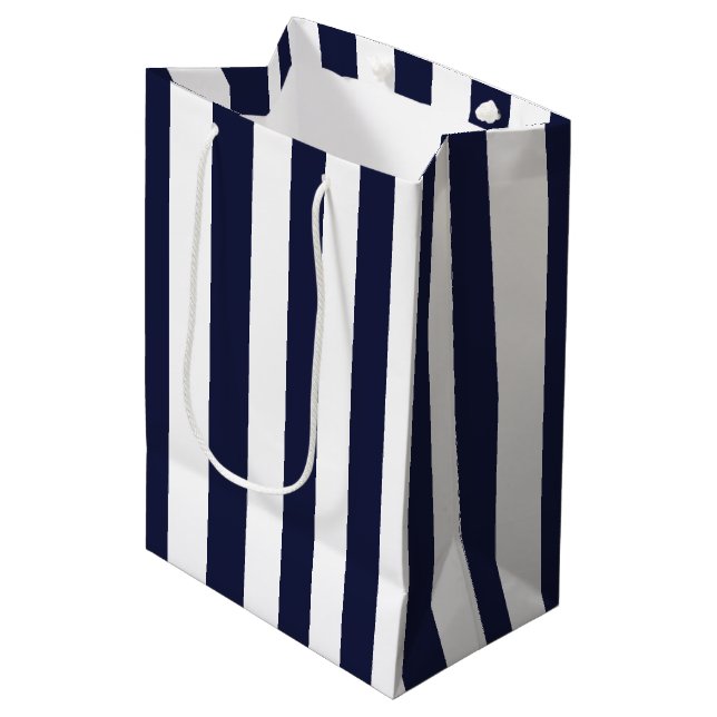 Elegantes dunkelblau-weiß gestreiftes Muster Mittlere Geschenktüte (Vorderseite Schrägansicht)