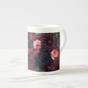 Elegantes dunkles Blumenarrangement mit Rose Prozellantasse