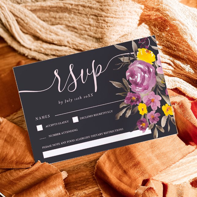 Elegantes dunkles Lila blumengeschmücktes Hochzeit RSVP Karte (Elegant dark Purple floral wedding rsvp monogram)