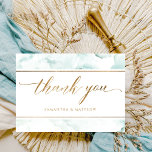 Elegantes Dusty Blau, Türkis und Grünes Wasser Dankeskarte<br><div class="desc">Elegante Dankeschön Card mit zartem Aquarellhintergrund in einer Kombination aus staubblauen, türkisfarbenen, aqua- und sanften grünen Farbtönen. "Danke" Phrase in Gold moderne handgeschriebene Kalligraphie. Stilvolle goldene Elemente. Fügen Sie Ihre Nachricht in die Rückseite oder verlass zurück Text-Abschnitte leer, um eine persönliche Note auf jeder Karte später auf, sobald Sie sie...</div>