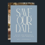 Elegantes Dusty Blue Simple Modern Trendy Foto Save The Date<br><div class="desc">Mit dieser Modern Minimalistischen Rett Our Date Card, mit fett formatierter Typografie an einer weichen blauen Front und Ihrem Lieblingsstift auf der Rückseite, können Sie Ihre spannenden Neuigkeiten erzählen. Diese Karte ist als Download oder als Druckoption erhältlich und eignet sich ideal für Paare, die Stil und Personalisierung kombinieren möchten. Fügen...</div>