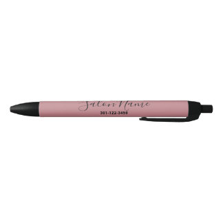 Elegantes Dusty Pink mit dem Namen des Salons mit Kugelschreiber